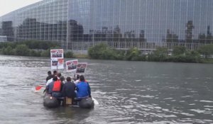Migrants : manifestation en bateau pneumatique devant le Parlement européen