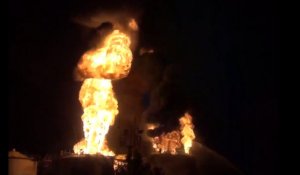 Ukraine : les images de l'incendie qui ravage un dépôt pétrolier