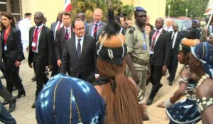 Hollande fait du Bénin "une référence" démocratique en Afrique