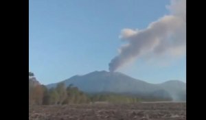 Indonésie : l'éruption d'un volcan vue par les télés, en 42 secondes