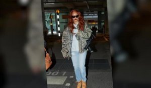 Rihanna choisit un look décontracté pour s'envoler pour Londres