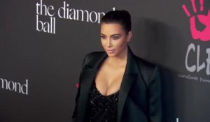 Kim Kardashian s'en prend aux rumeurs sur sa grossesse