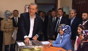 Turquie: Erdogan vote pour les législatives