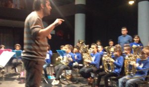 L'orchestre à l'école joue devant Ibrahim Maalouf