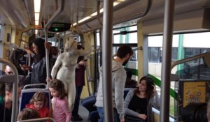 La statue, l'artiste et le tram