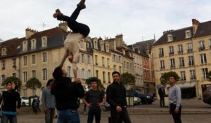 Les acrobates colombiens évoluent à Caen