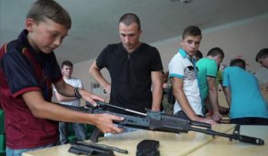 Apprendre la guerre adolescent dans l'est rebelle de l'Ukraine