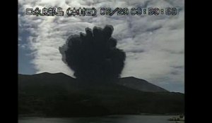 Eruption d'un volcan au Japon: les habitants d'une île évacués