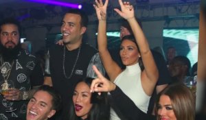 Kim Kardashian fait la fête comme une star du rock à Abu Dhabi alors que Kanye a l'air déprimé à la maison