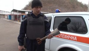 Ukraine: opérations de déminage dans un quartier de Donetsk
