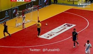 Une magnifique roulette par dessus le gardien en Futsal