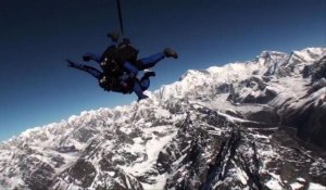Un Français handicapé saute en parachute sur l'Everest