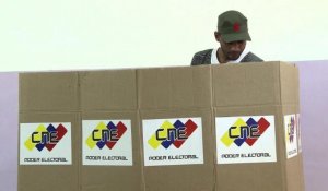 Capriles vote pour les municipales au Venezuela