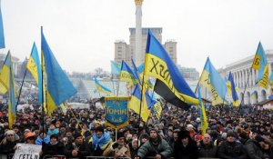 Pro-Européens et pro-Russes dans la rue, le maire de Kiev révoqué