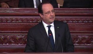 Tunisie: Hollande salue la Constitution comme un texte "majeur"