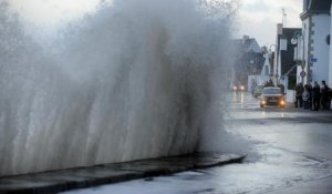 En images : vagues géantes dans l'ouest de la France, des dégats matériels