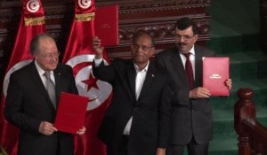Tunisie: la Constitution paraphée, vers une sortie de crise