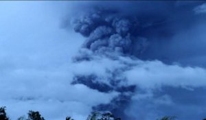 Un volcan Indonésien crache des panaches de cendres