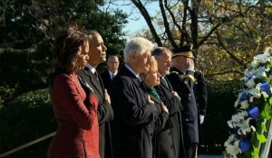 Obama et les Clinton visitent la tombe de Kennedy