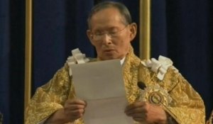 Le roi appelle les Thaïlandais à oeuvrer ensemble à la stabilité du pays