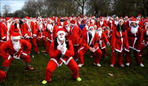 A Londres, une course de Pères Noël pour la bonne cause