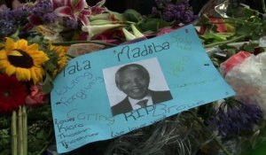 Devant la maison de Mandela, une foule d'anonymes rassemblée