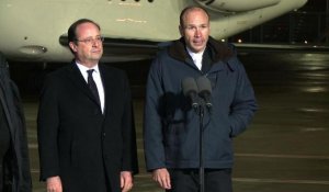 Le père Georges de retour en France, accueilli par Hollande