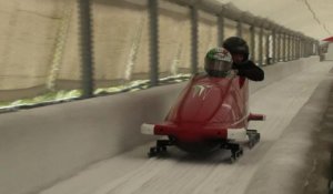 JO-2014 : l'équipe italienne de bobsleigh glisse ... en Ferrari!