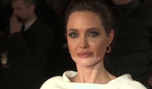 Angelina Jolie se fait voler la vedette à la première d'Invincible