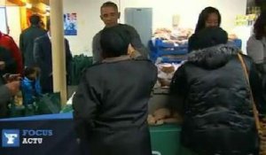 Pour Thanksgiving, Obama distribue de la nourriture aux plus démunis
