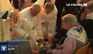 Jeudi saint : le pape François lave les pieds de 12 handicapés