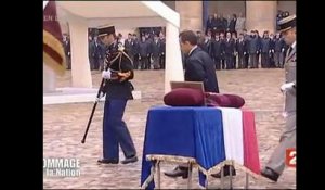 Nicolas Sarkozy décore les soldats morts