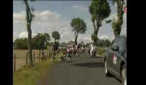 Une voiture heurte deux coureurs en tête du Tour de France