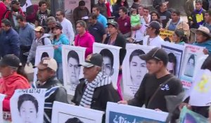 Mexique: les familles des étudiants disparus manifestent