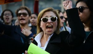 Des Égyptiennes manifestent contre la police après la mort d'une militante