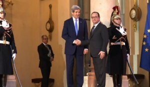Attentats: Kerry à Paris pour tenter de faire oublier un couac américain