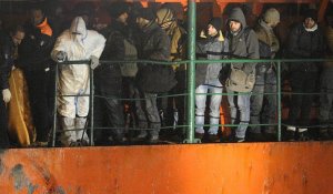 Un autre cargo chargé d'immigrants à la dérive près des côtes italiennes