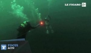 La flamme olympique plonge dans le lac Baïkal