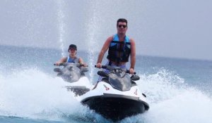 Simon Cowell et Lauren Silverman s'amusent dans l'eau à la Barbade