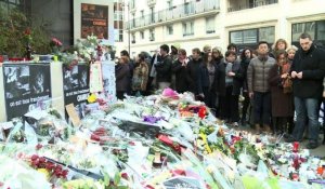 Recueillement près du siège de Charlie Hebdo
