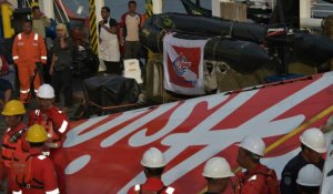 Crash du vol AirAsia : les plongeurs remontent l'une des boîtes noires