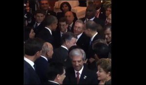 Panama: Obama et Castro se serrent la main