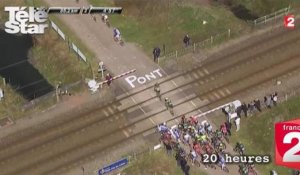 20 heures - Les coureurs de Paris-Roubaix évitent de justesse un TGV à un passage à niveau - Dimanche 12 avril 2015
