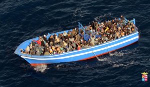 Environ 400 migrants meurent noyés en tentant de gagner l'Italie