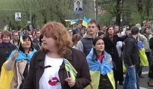 Ukraine: des pro-russes attaquent une marche pro-Kiev
