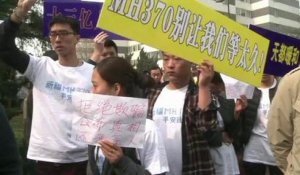 Pékin: les proches des passagers chinois du vol MH370 manifestent devant l'ambassade de Malaisie