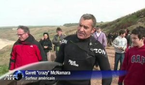 Portugal: le surfeur Garrett Mc Namara teste sa nouvelle planche sur des vagues géantes