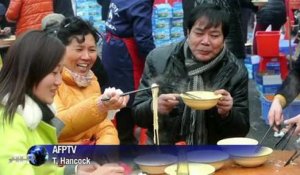 Chine: Des "pèlerins" admirateurs et nostalgiques viennent se recueillir devant des statues de Mao