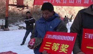 Course de ski d'animaux domestiques en Chine: une tortue bat un lapin