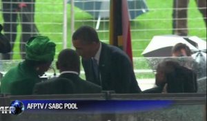 Hommage à Mandela: Barack Obama et Raul Castro se serrent la main